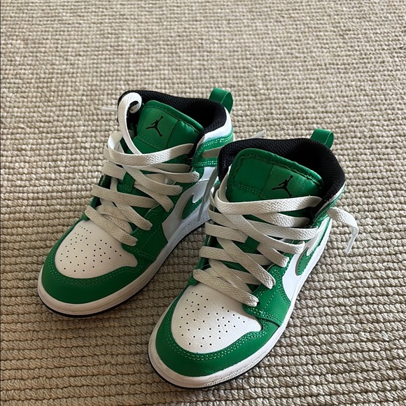 Nike Other - Kids Green and White Sneakers